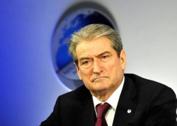 Berisha “karrikon” demokratët: Çdo mëngjes duhet të ngrihemi e të themi çfarë do bëj unë kundër këtij regjimi dhe Ramës?