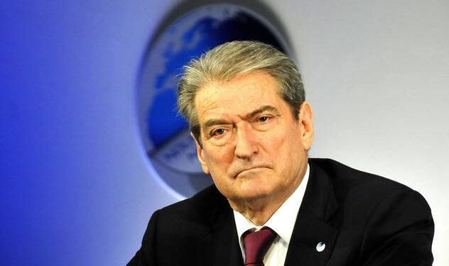 Berisha “karrikon” demokratët: Çdo mëngjes duhet të ngrihemi e të themi çfarë do bëj unë kundër këtij regjimi dhe Ramës?