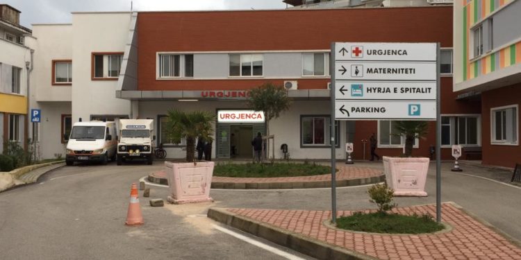 38-vjeçari paraqitet në Spitalin e Sarandës me plagë në qafë