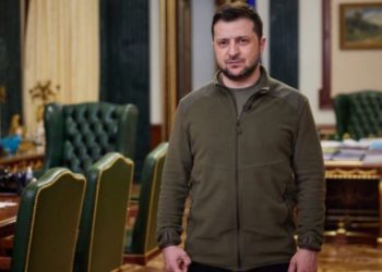 Bluza ushtarake e Zelenskit shitet mbi 100 mijë dollarë në ankand