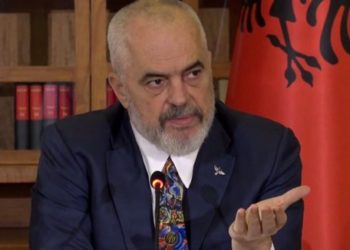 Rama: Radhët në dyert e bankave që në mëngjes me njerëz që i orienton roja duhet të marrin fund