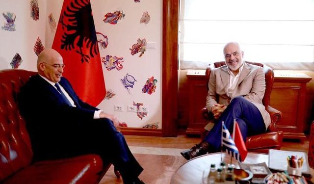 Ministri grek: Se çfarë qendrimi ka Shqipëria për “çështjen çame”, dëgjoni Ramën, jo ministren e tij. “Detin” e zgjidhim pasi të iki Meta