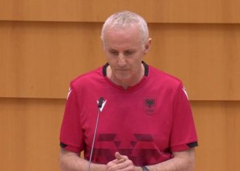 Eurodeputeti irlandez mban fjalim me bluzën e Kombëtares shqiptare në Parlamentin Europian