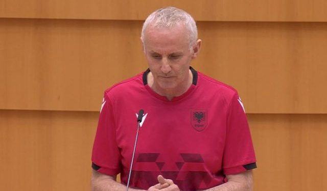Eurodeputeti irlandez mban fjalim me bluzën e Kombëtares shqiptare në Parlamentin Europian