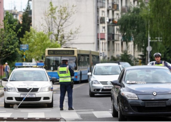 E pazakontë/ Shoferi zbret nga autobusi dhe rreh gruan e moshuar…sepse po ecte ngadalë