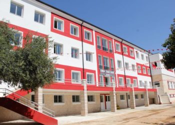 Sherr te gjimnazi Sarandës, adoleshentja hedh shoqen nga shkallët