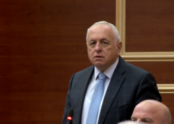 “Burrec që aludon për kolegët”, deputeti Gjirokastrës sulmon Gaz Bardhin: Vila 760 mijë euro inskenim i pistë, je pseudo jurist