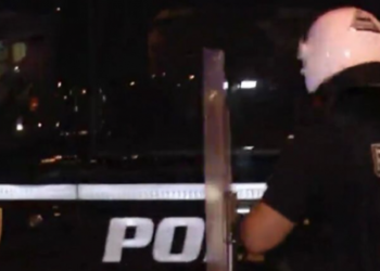 Tirana në kaos, tifozët e dehur holandezë sulmojnë policinë, dy efektivë të plagosur