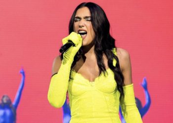 Këngëtarja shqiptare rrëzohet gjatë performancës në Milano (VIDEO)