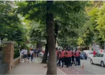 Plas në Tiranë/ Rreth 200 huliganë të Feyenoord përplasen me policinë