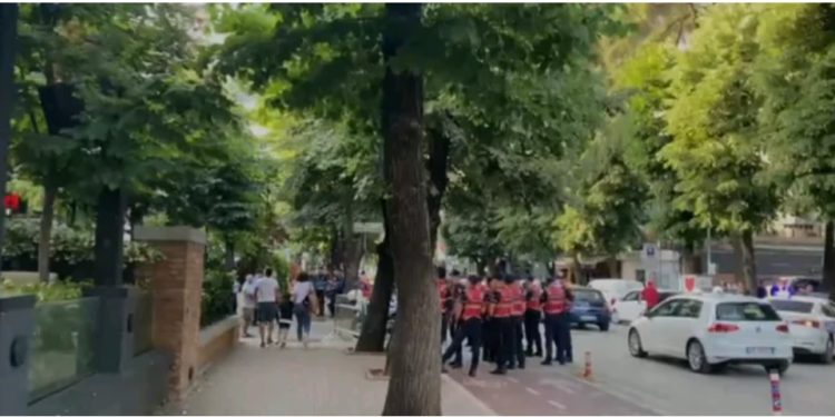 Plas në Tiranë/ Rreth 200 huliganë të Feyenoord përplasen me policinë