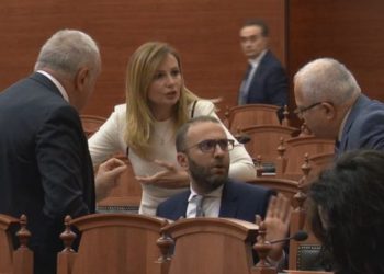 “Mos më bërtit mua, palaço”, demokratët zihen me njëri-tjetrin në sallën e Kuvendit për vilën 760 mijë euro