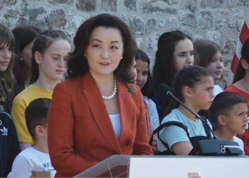 Ambasadorja e SHBA: Jam admiruese e Skënderbeut. Mësoni nga mësimet e të shkuarës, mund të ngriheni dhe të jeni madhështor