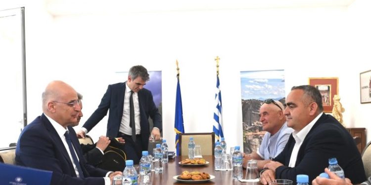 Vizita në Shqipëri, Dendias bën takimin e parë me Fredi Belerin e Himarës