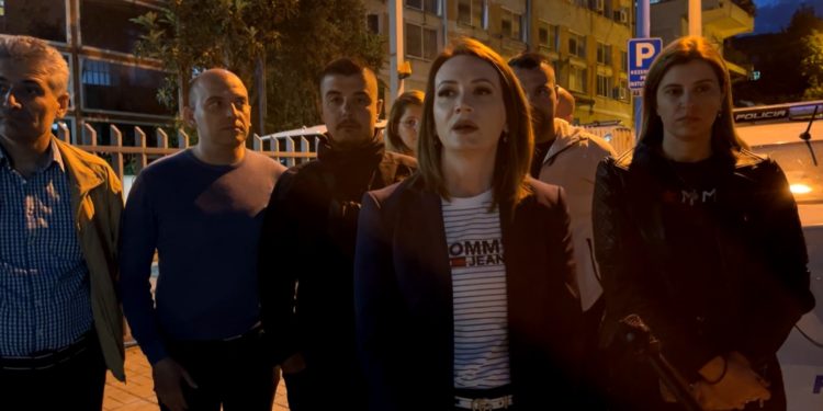 Militantët e Berishës mblidhen te komisariati Sarandës, kryetarja e PD lëshon gafën: I riu nga Kavaja humbi jetën në mënyrë të papërshtatshme (VIDEO)