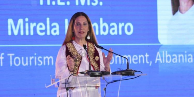 Kumbaro e veshur me kostum të Libohovës në takimin me ministrat e turizmit: Hapja turistike e Ballkanit krijon treg të ri të perbashkët