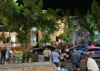 Tronditet Tirana, polici qëllon kolegun me pistoletë brenda komisariatit, ndërron jetë në spital (Emrat)