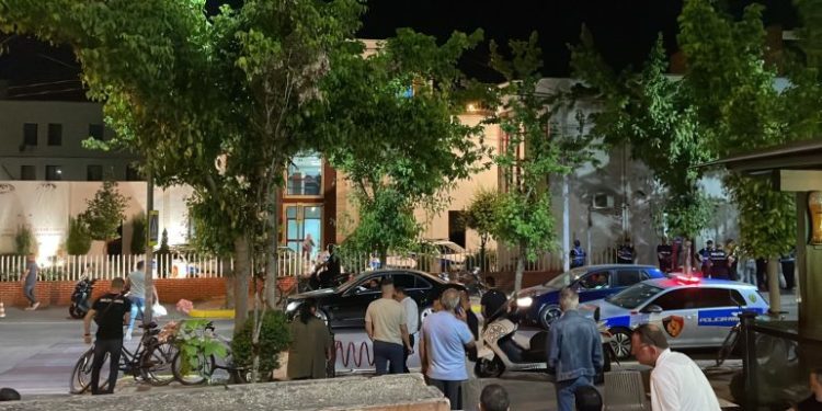 Tronditet Tirana, polici qëllon kolegun me pistoletë brenda komisariatit, ndërron jetë në spital (Emrat)