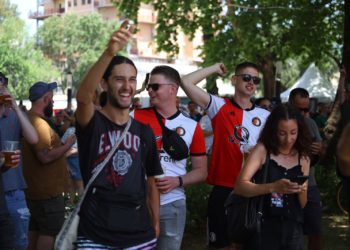 Tirana i “dorëzohet” mijëra hollandezëve dhe italianëve, shihni çfarë bëhet në rrugët e kryeqytetit (FOTO)