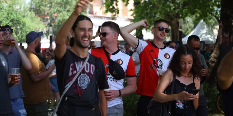 Tirana i “dorëzohet” mijëra hollandezëve dhe italianëve, shihni çfarë bëhet në rrugët e kryeqytetit (FOTO)