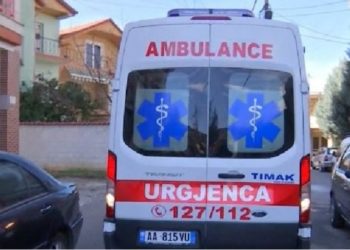 Makina përplas 63-vjeçarin, plagoset drejtuesi i biçikletës