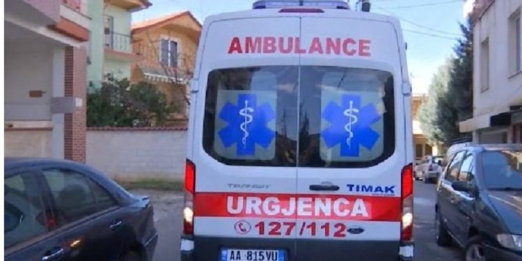 Makina përplas 63-vjeçarin, plagoset drejtuesi i biçikletës