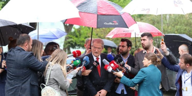 Berisha thirrje Ramës: Të rikthehen vizat për rusët që duan të vijnë në Shqipëri