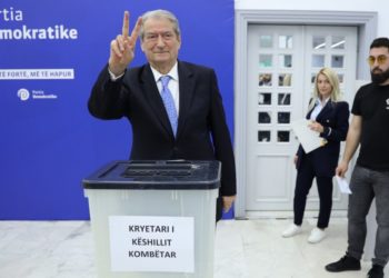 Berisha dorëzon kandidaturën për kryetar të PD-së