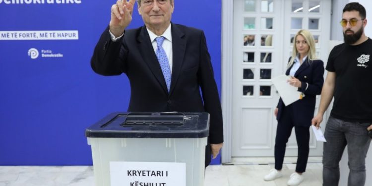 Berisha dorëzon kandidaturën për kryetar të PD-së