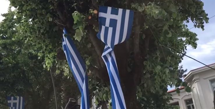 Korça mbushet me flamuj grekë në pedonale, ankohen banorët: E pavend! (VIDEO)