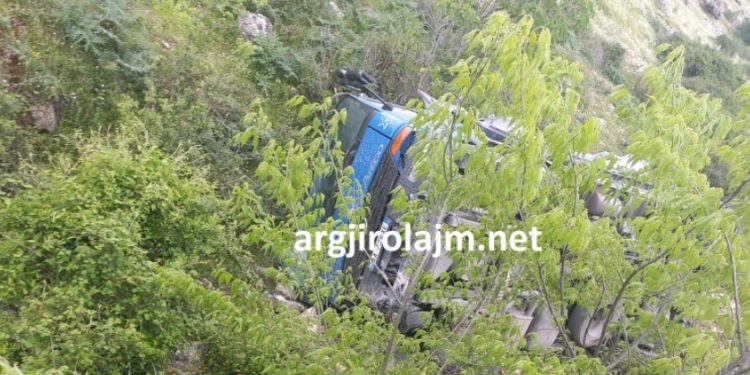 Pamjet nga aksidenti në Jorgucat, shihni ku ka përfunduar kamioni (VIDEO)