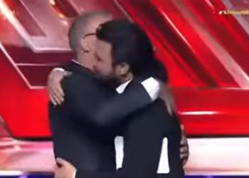 Këngëtari i njohur grek puth në buzë prezantuesin e emisionit (VIDEO)