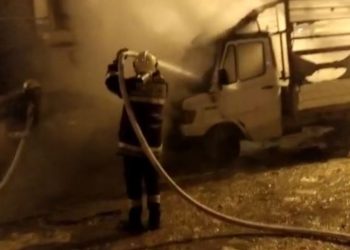 Shkrumbohet nga flakët në furgon, dyshohet për zjarrvënie të qëllimshme