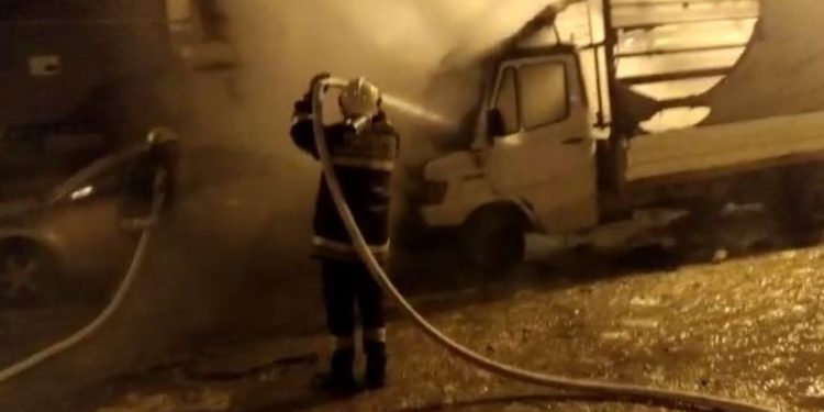 Shkrumbohet nga flakët në furgon, dyshohet për zjarrvënie të qëllimshme