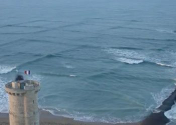 Dilni urgjent nga deti nëse shihni këto dallgë!