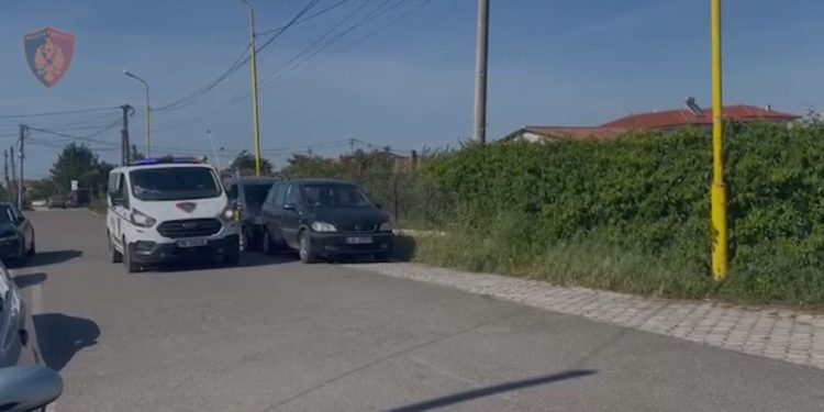 Njëri i vuri flakën autobusit, tjetri makinës, kapen 2 persona të shpallur në kërkim