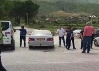 “Benz-i” me shpejtësi “skëterrë” përplas motorin, pamje nga aksidenti në Gjirokastër (VIDEO)