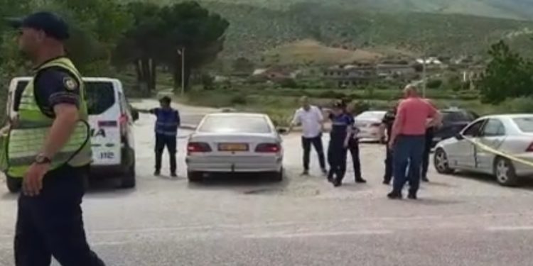 “Benz-i” me shpejtësi “skëterrë” përplas motorin, pamje nga aksidenti në Gjirokastër (VIDEO)