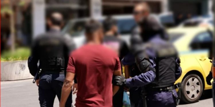 Operacioni “Fshesa” në Greqi, ekstradohen 75 emigrantë