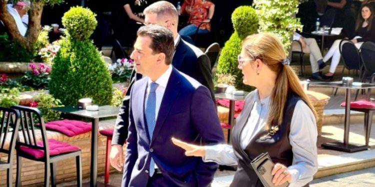 Kumbaro i tregon Tiranën ministrit grek të Mjedisit (FOTO)