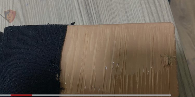 VIDEO/ 10 pako me drogë brenda autobusit për Athinë, kapet në Kakavijë 38-vjeçarja (Emri)