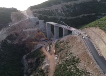 Aksident tragjik në Bypassin e Vlorës/ Kamioni përmbyset, humbasin jetën dy djem (Emrat)