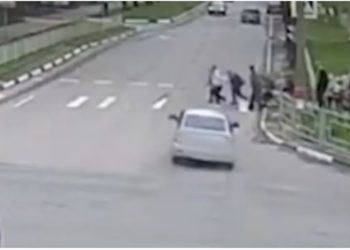 E rëndë/ 18-vjeçari merr përpara një grup fëmijësh në vijat e bardha (VIDEO)