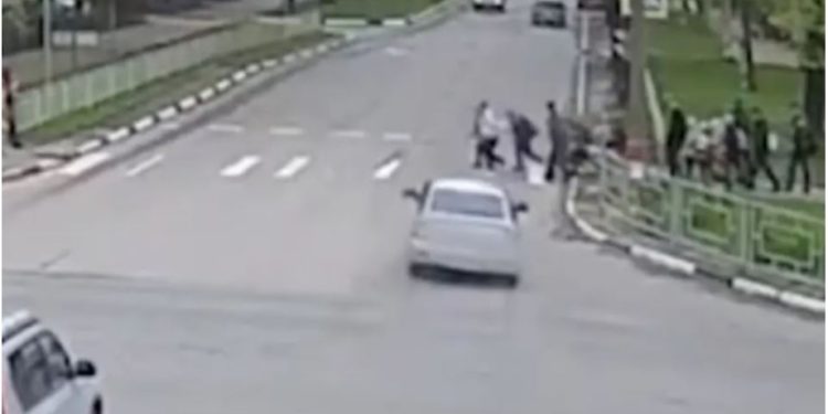 E rëndë/ 18-vjeçari merr përpara një grup fëmijësh në vijat e bardha (VIDEO)