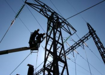 Çmenduri/ Elektricisti lë fshatin pa energji elektike për tu takuar fshehurazi me të dashurën