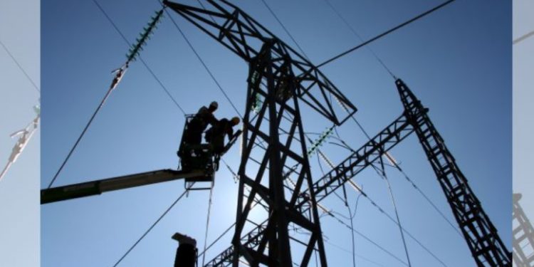 Çmenduri/ Elektricisti lë fshatin pa energji elektike për tu takuar fshehurazi me të dashurën