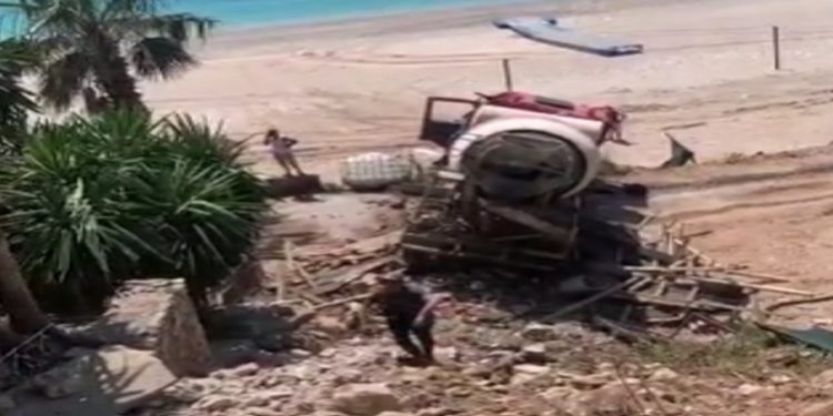 Pamje nga aksidenti i frikshëm në Dhërmi, shoferi hidhet nga betonierja për të shpëtuar (VIDEO)