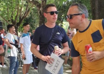 Tifozët dalin në rrugët e Tiranës me para nëpër duar: Ofrojmë deri në 2 mijë euro për një biletë në stadium