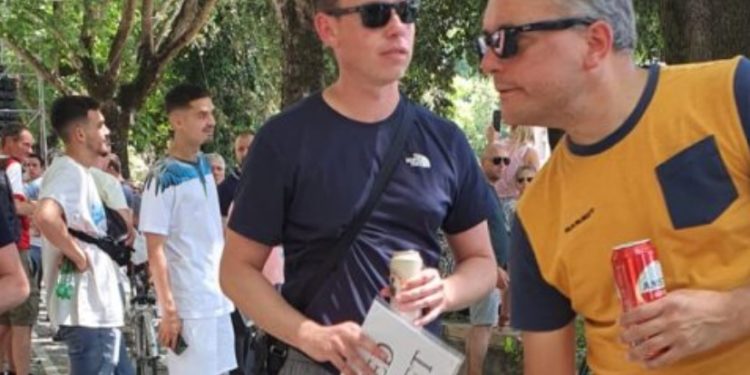 Tifozët dalin në rrugët e Tiranës me para nëpër duar: Ofrojmë deri në 2 mijë euro për një biletë në stadium