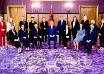 Rama iu ndalon ministrave bixhozin dhe takimet me biznesmenë